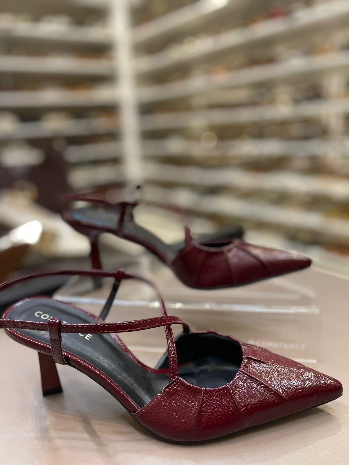 Scarpin Bordô modelo Slingback