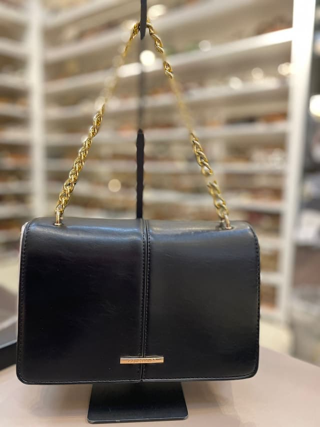 Bolsa Preta Tiracolo Alça Corrente